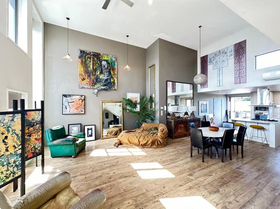 Stunning New York Loft Gallery Christchurch Bagian luar foto