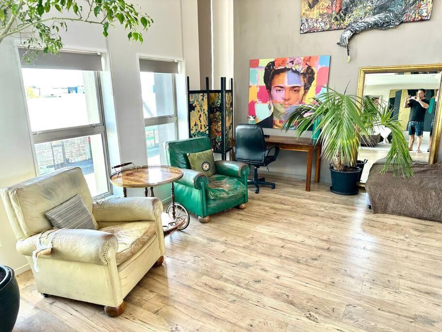 Stunning New York Loft Gallery Christchurch Bagian luar foto