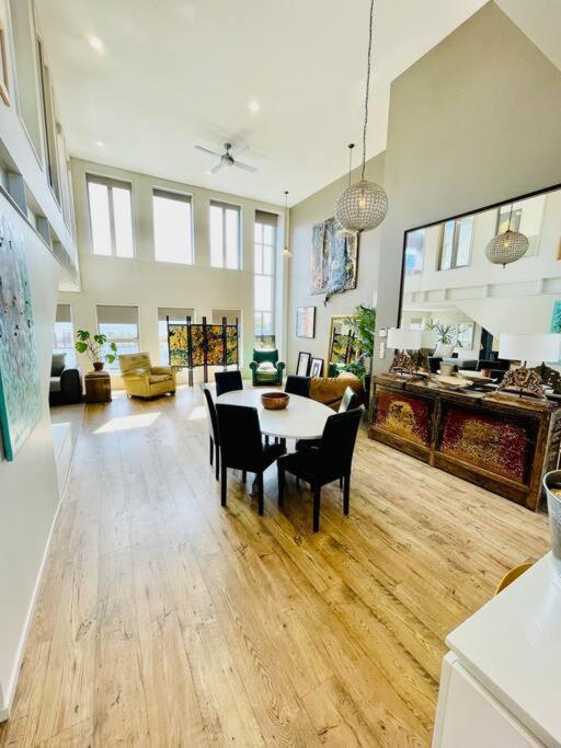 Stunning New York Loft Gallery Christchurch Bagian luar foto